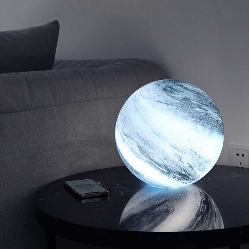 Lumea | Lampada da Tavolo in Vetro a Forma di Luna con Dettagli Cosmica Ipnotici per Interni Serene e Ambientali