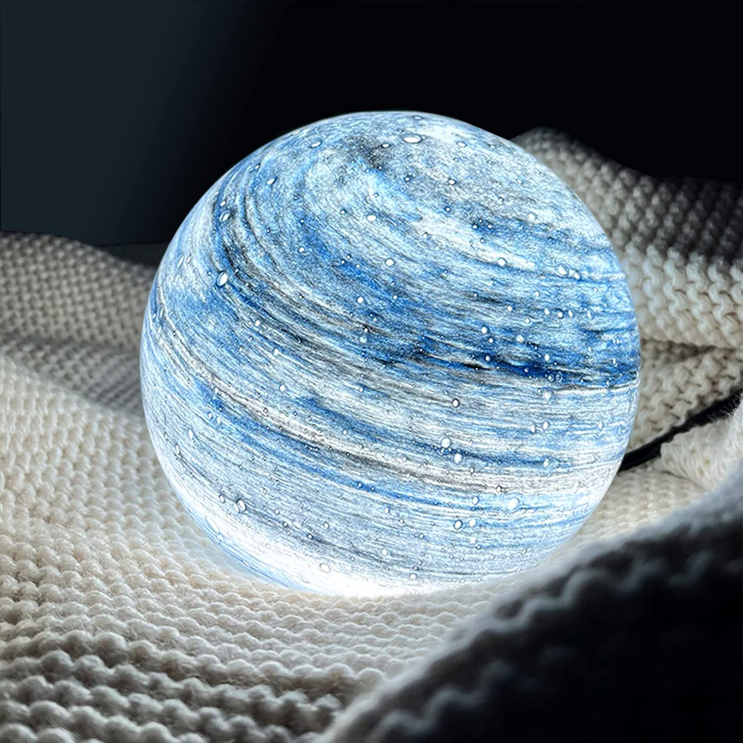 Lumea | Lampada da Tavolo in Vetro a Forma di Luna con Dettagli Cosmica Ipnotici per Interni Serene e Ambientali