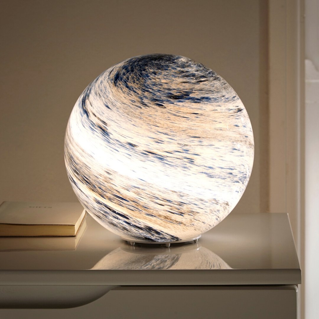 Lumea | Lampada da Tavolo in Vetro a Forma di Luna con Dettagli Cosmica Ipnotici per Interni Serene e Ambientali