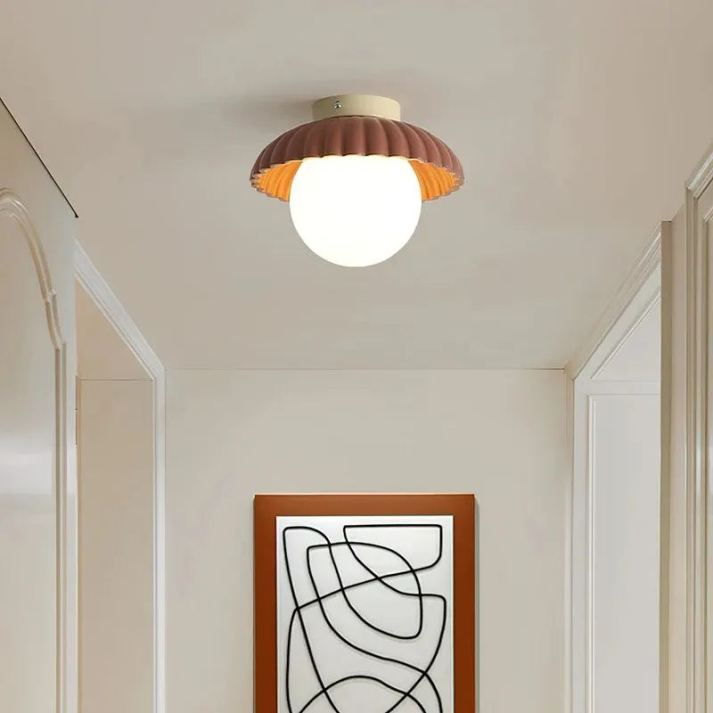 Lampada da soffitto con paralume opalino che offre un'illuminazione calda nell'ingresso