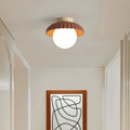 Lampada da soffitto con paralume opalino che offre un'illuminazione calda nell'ingresso
