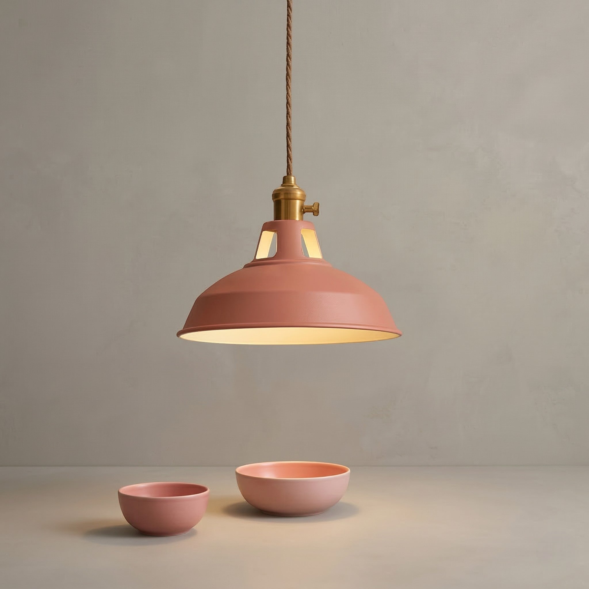 Lampada a sospensione industriale in design dome colorato