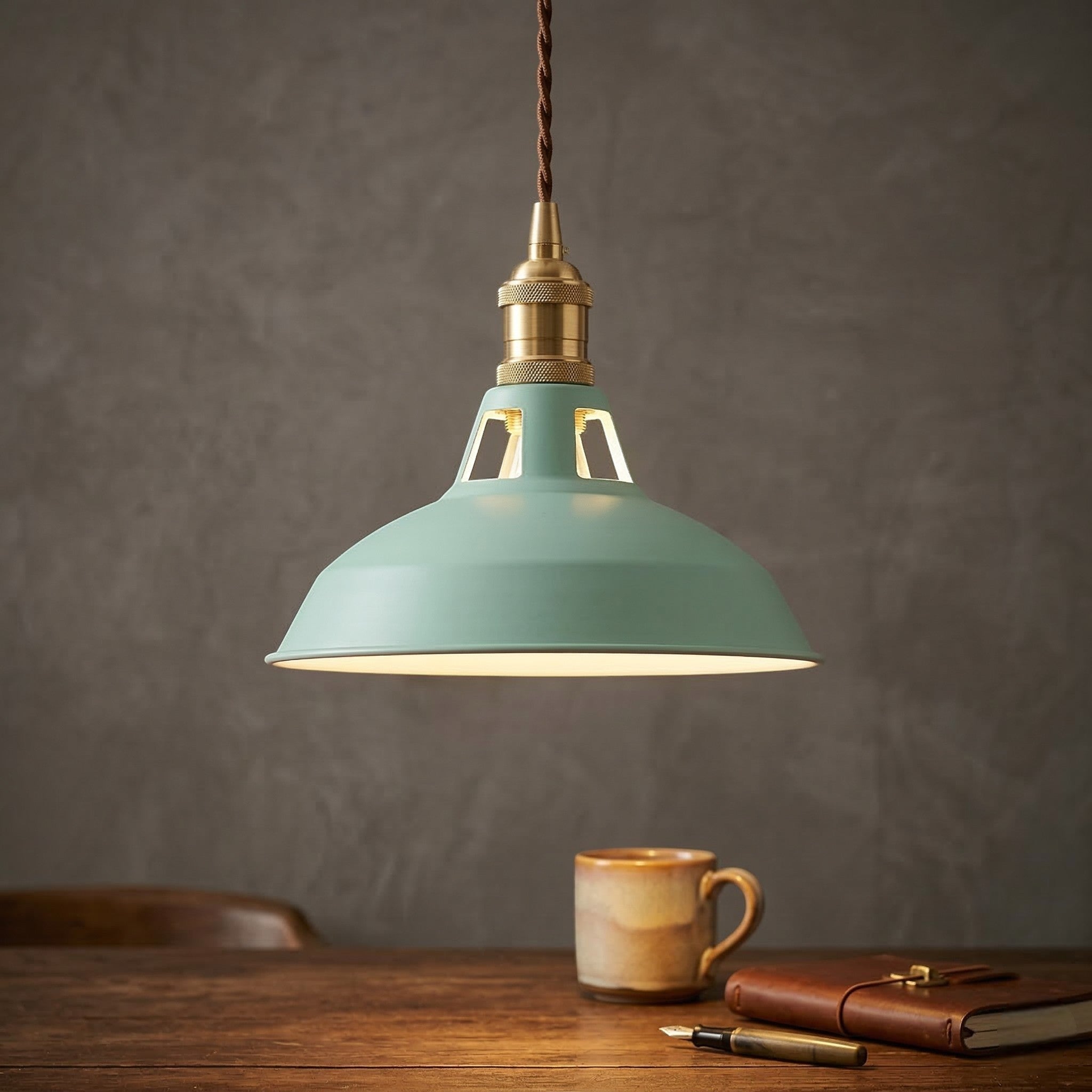 Lampada a sospensione industriale in design dome colorato