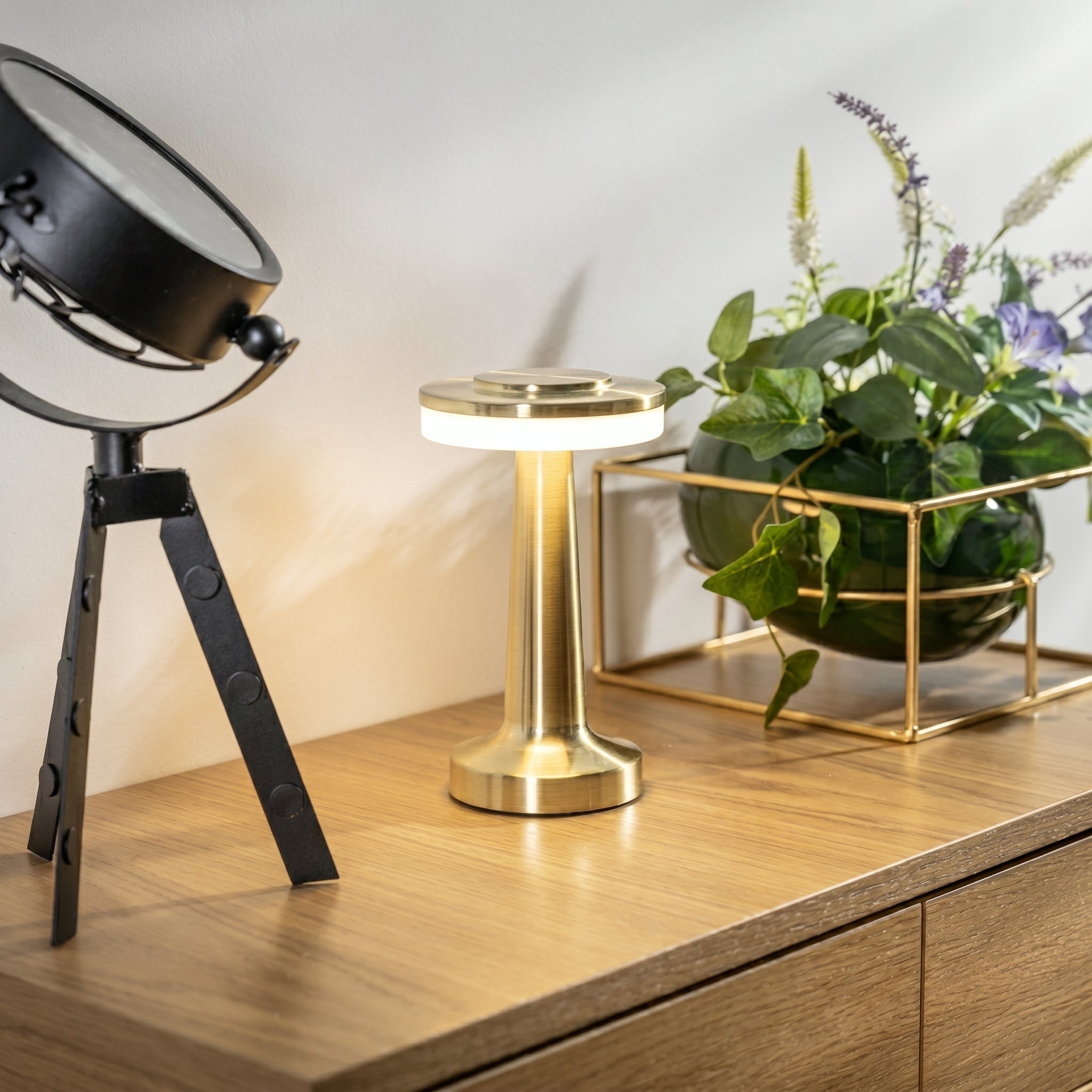 Lampada da tavolo LED wireless con funzione touch e design a T