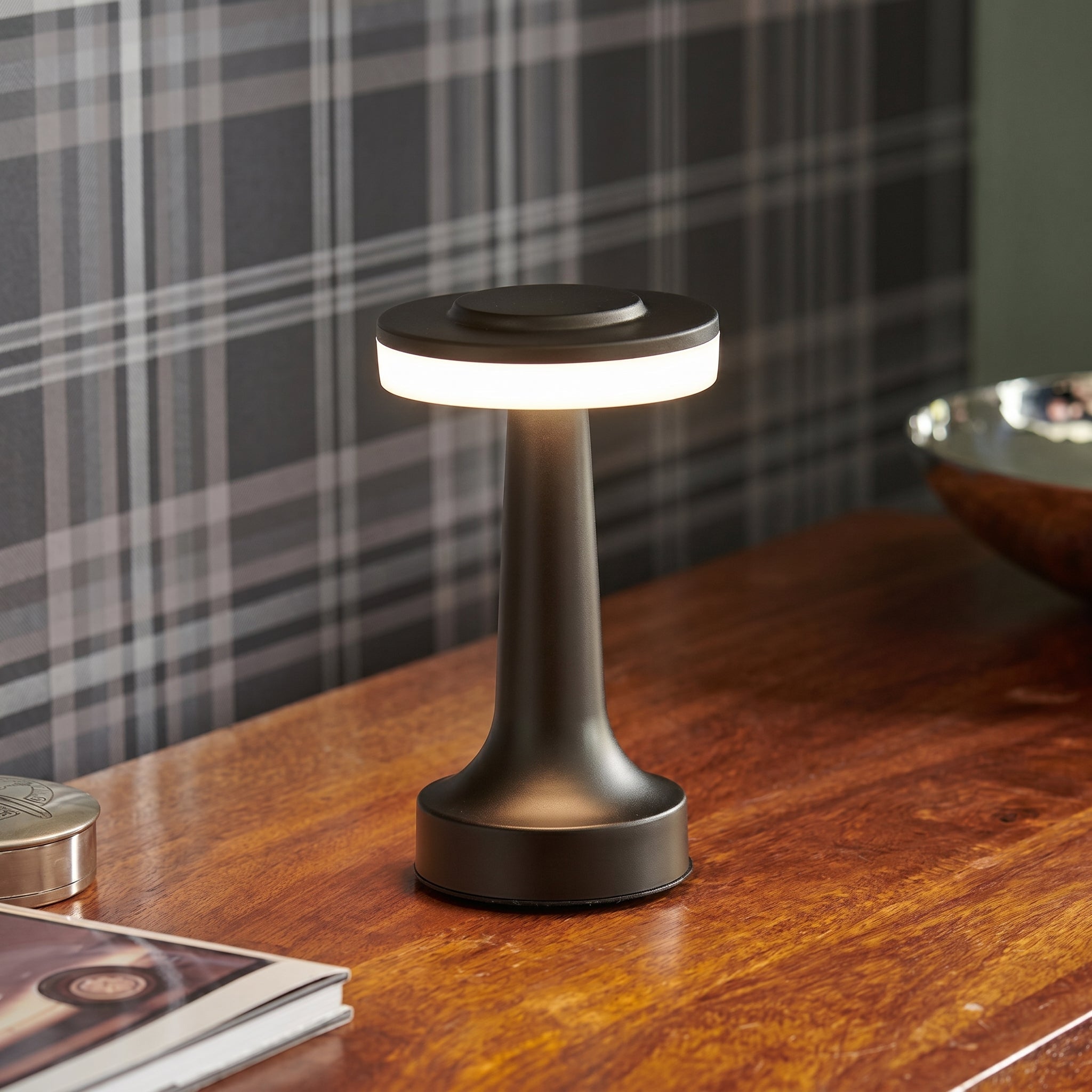 Lampada da tavolo LED wireless con funzione touch e design a T