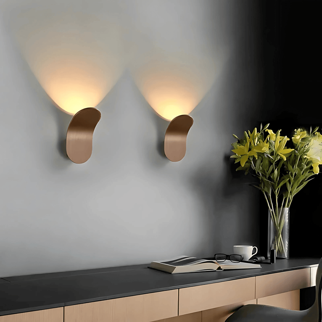 Seluna | Applique Metallica Curva con LED Integrato per Illuminazione Interna Calda