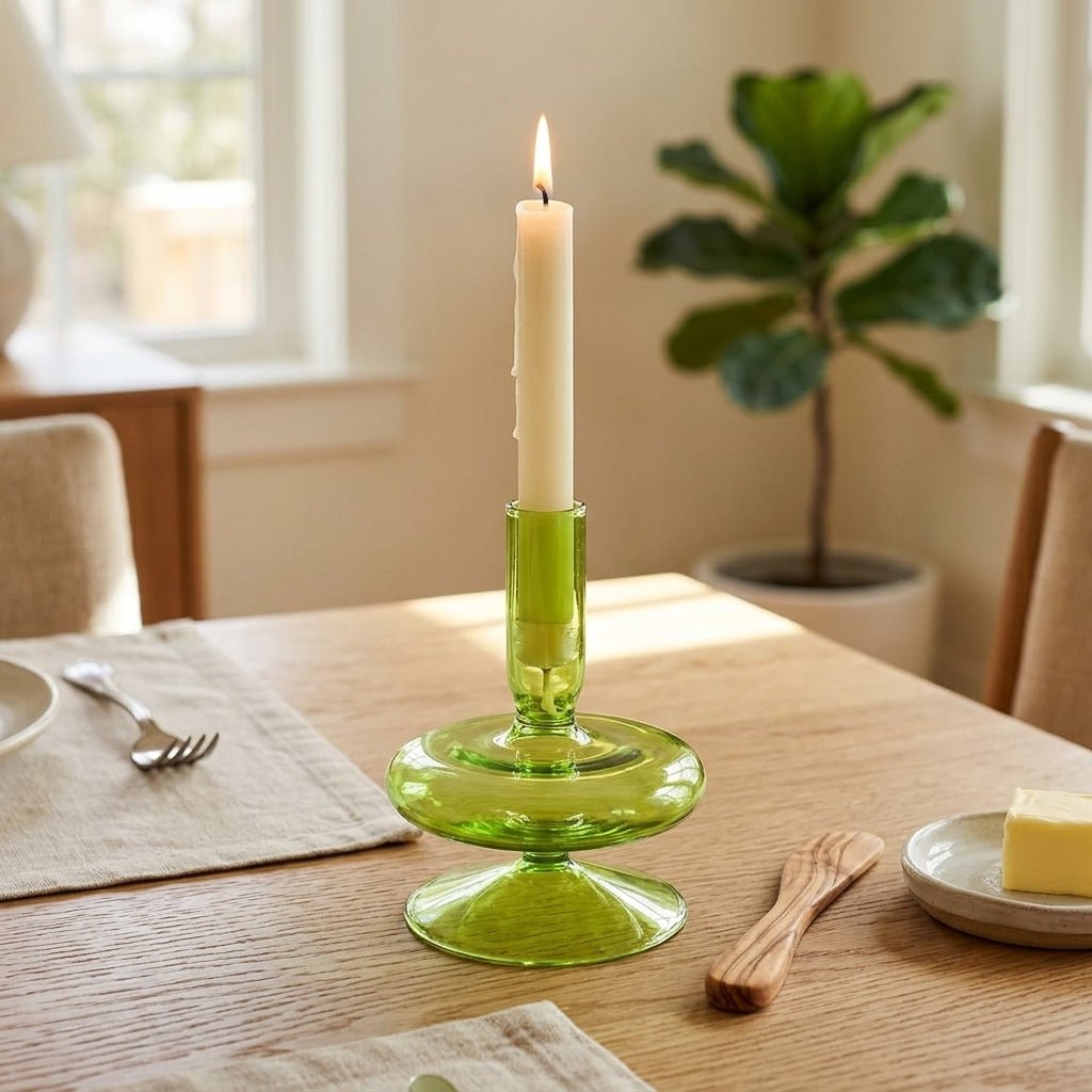 Portacandele verde con una forma scultorea unica