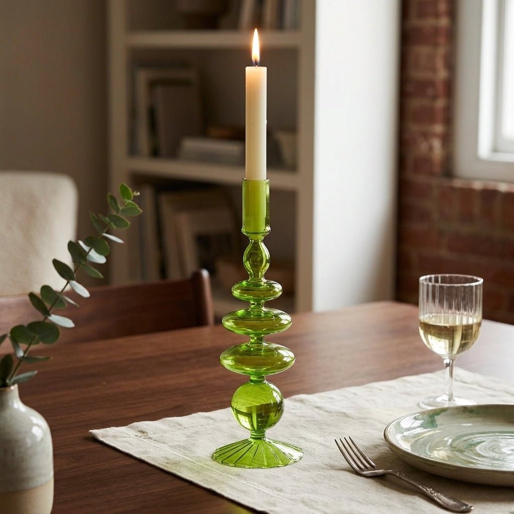 Portacandele verde con una forma scultorea unica