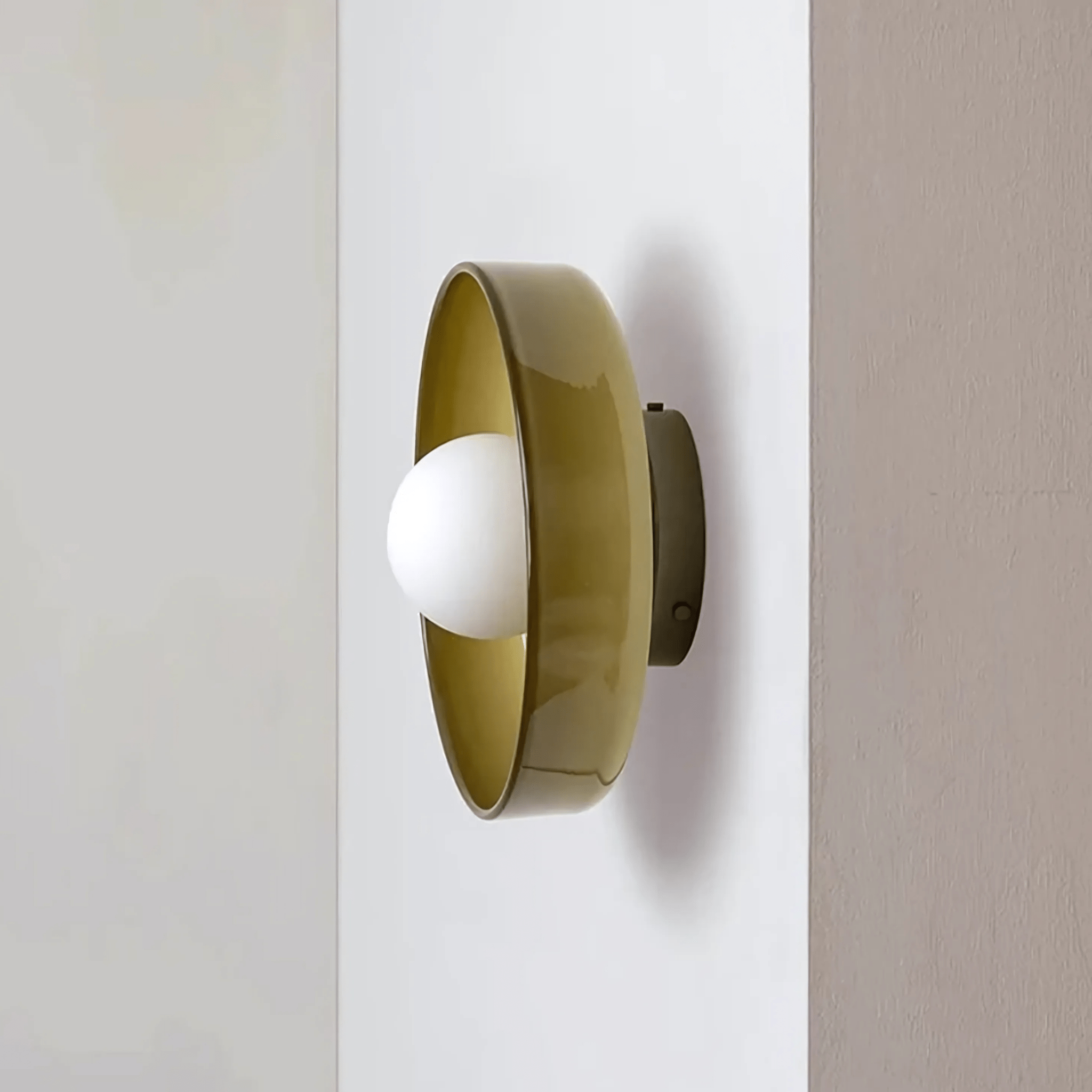 Avenya | Lampada da parete e soffitto in vetro con luce soffusa per soggiorni e camere da letto
