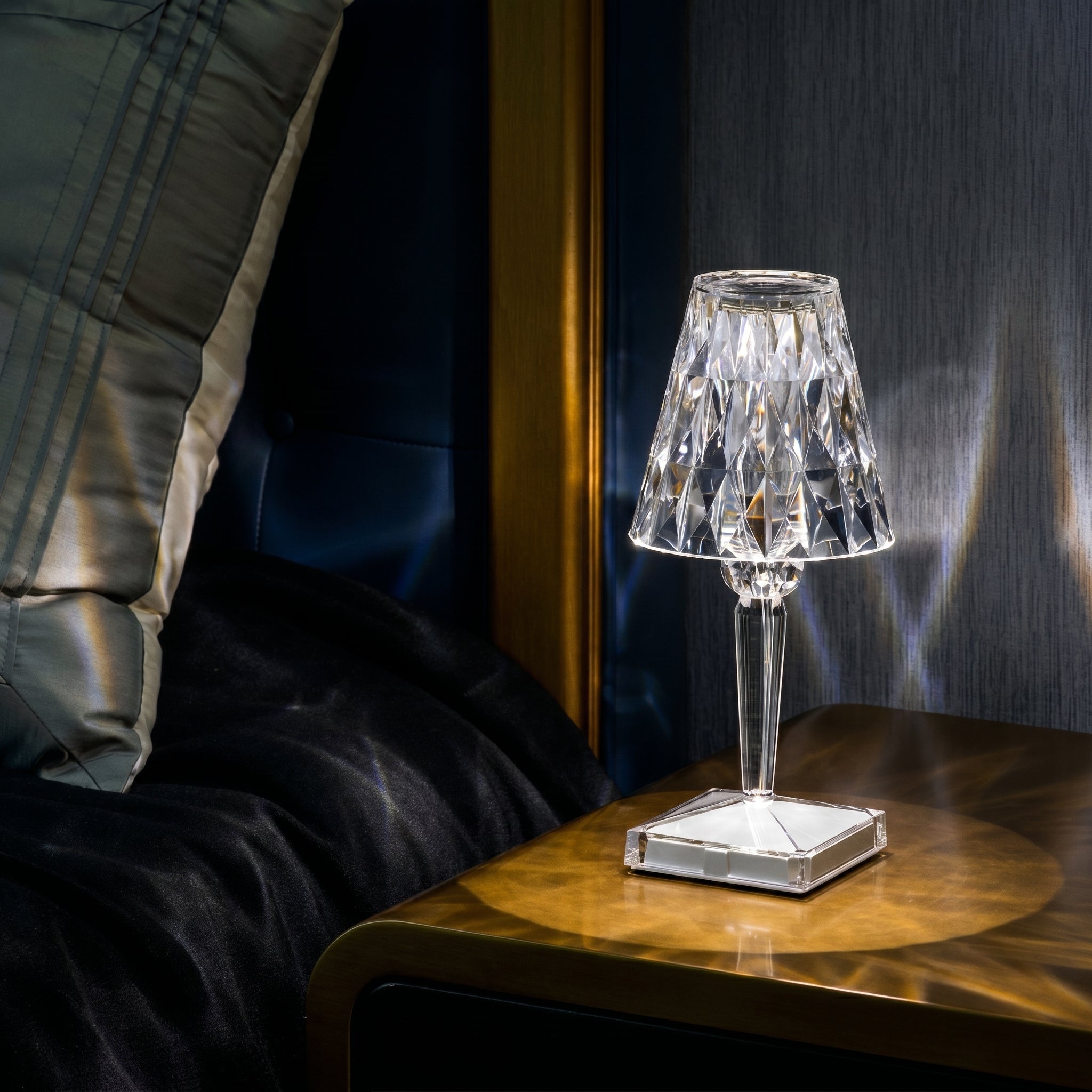 Lampada da Tavolo a Forma di Diamante con Base Quadrata