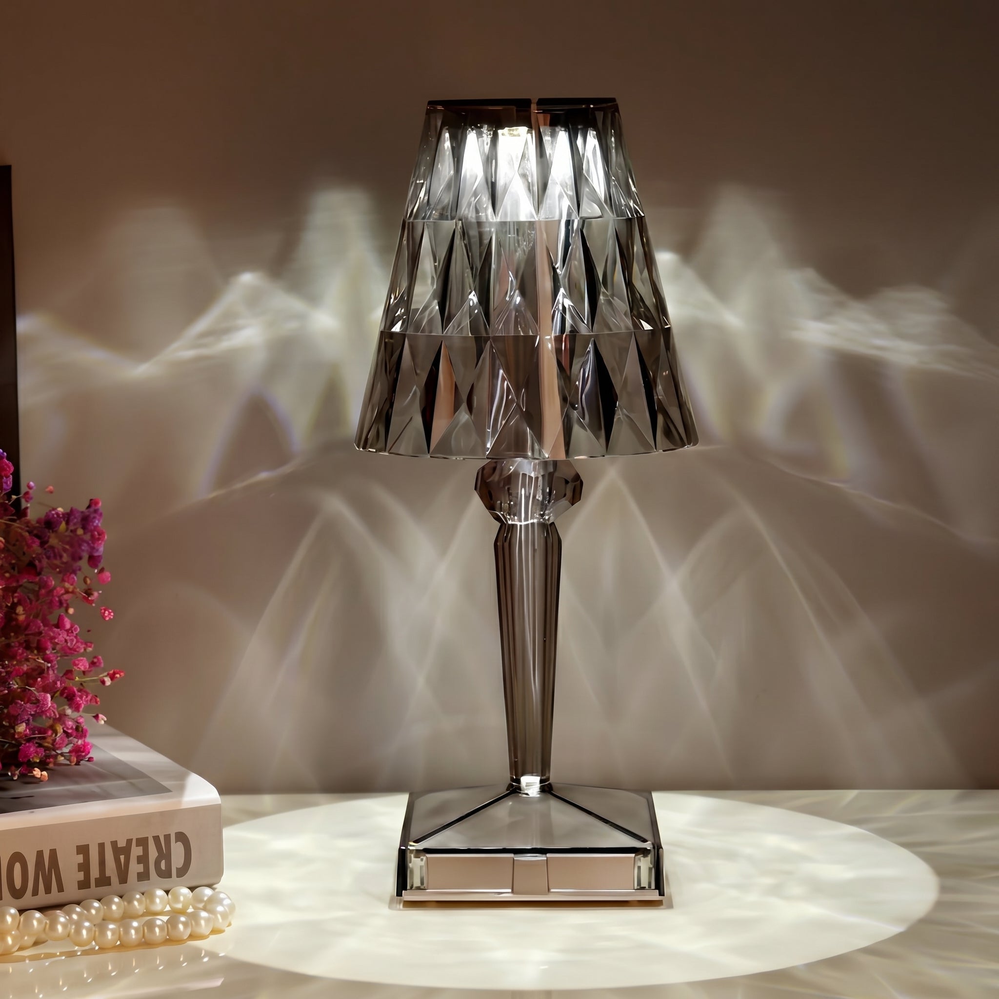 Lampada da Tavolo a Forma di Diamante con Base Quadrata