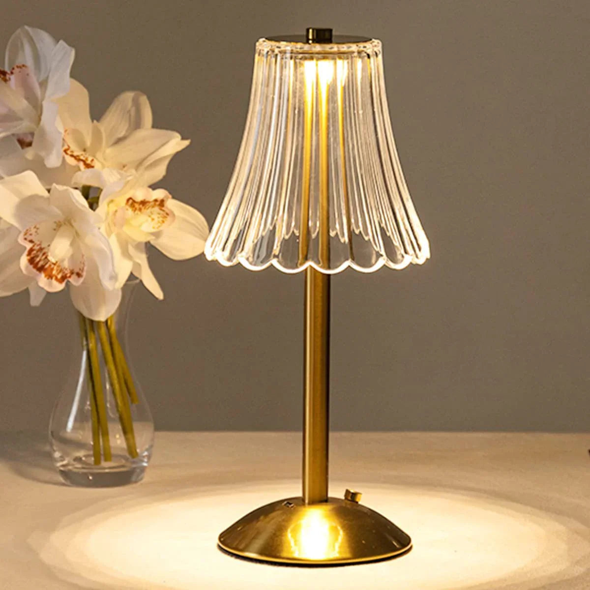 Lampada da Tavolo Elegante con Attivazione Touch e Finitura Oro