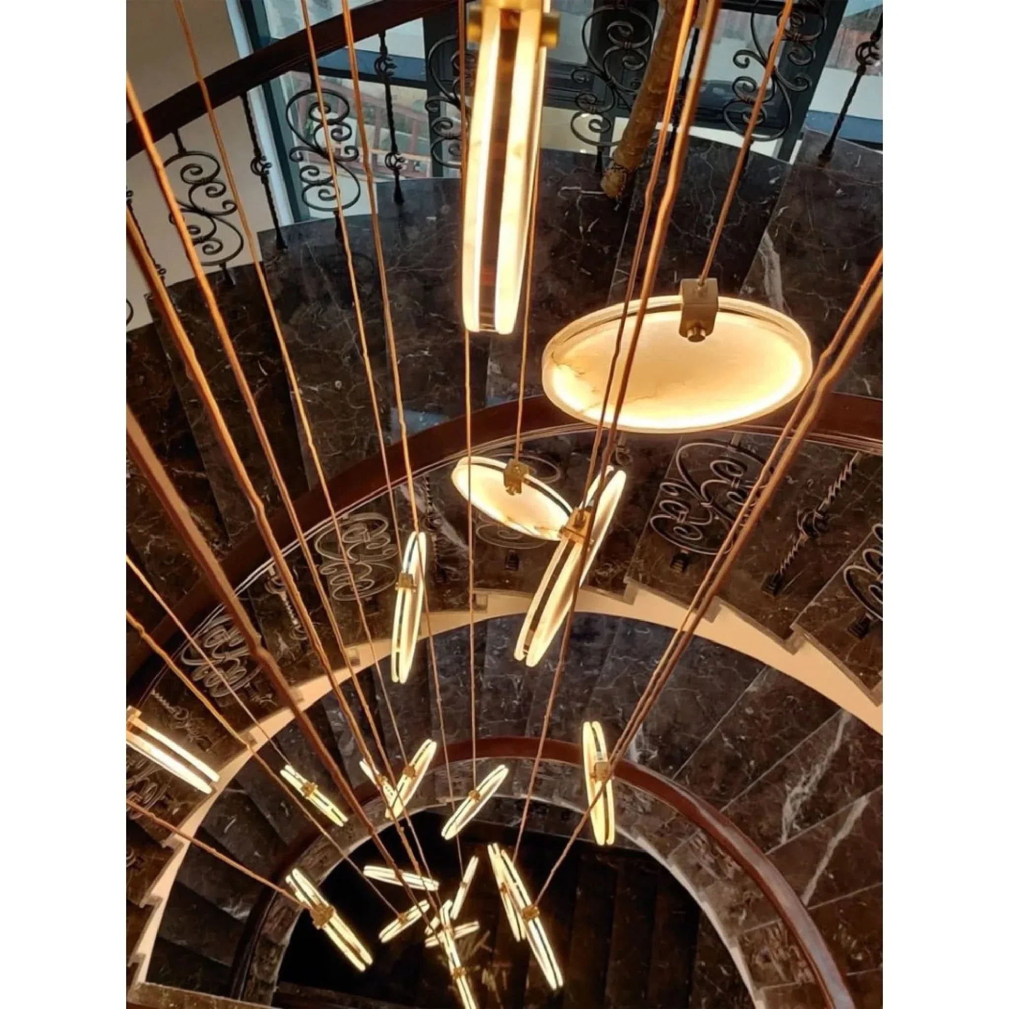 Lampadario a Anello LED MarbleGlow – Design Moderno in Marmo