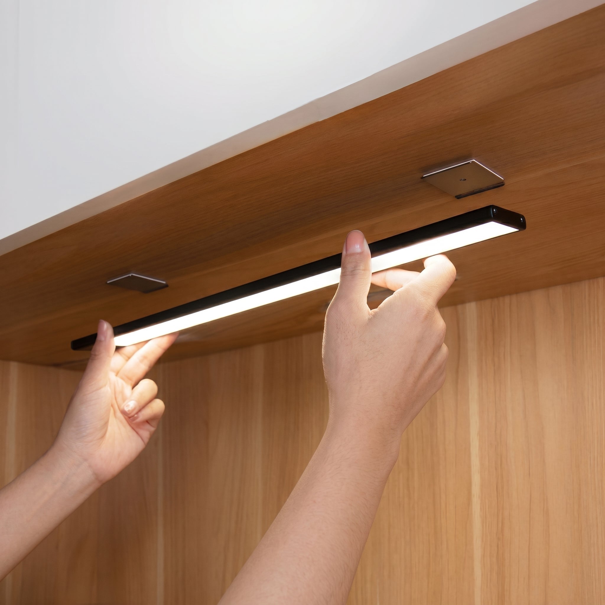 Barra luminosa LED wireless magnetica con sensore di movimento