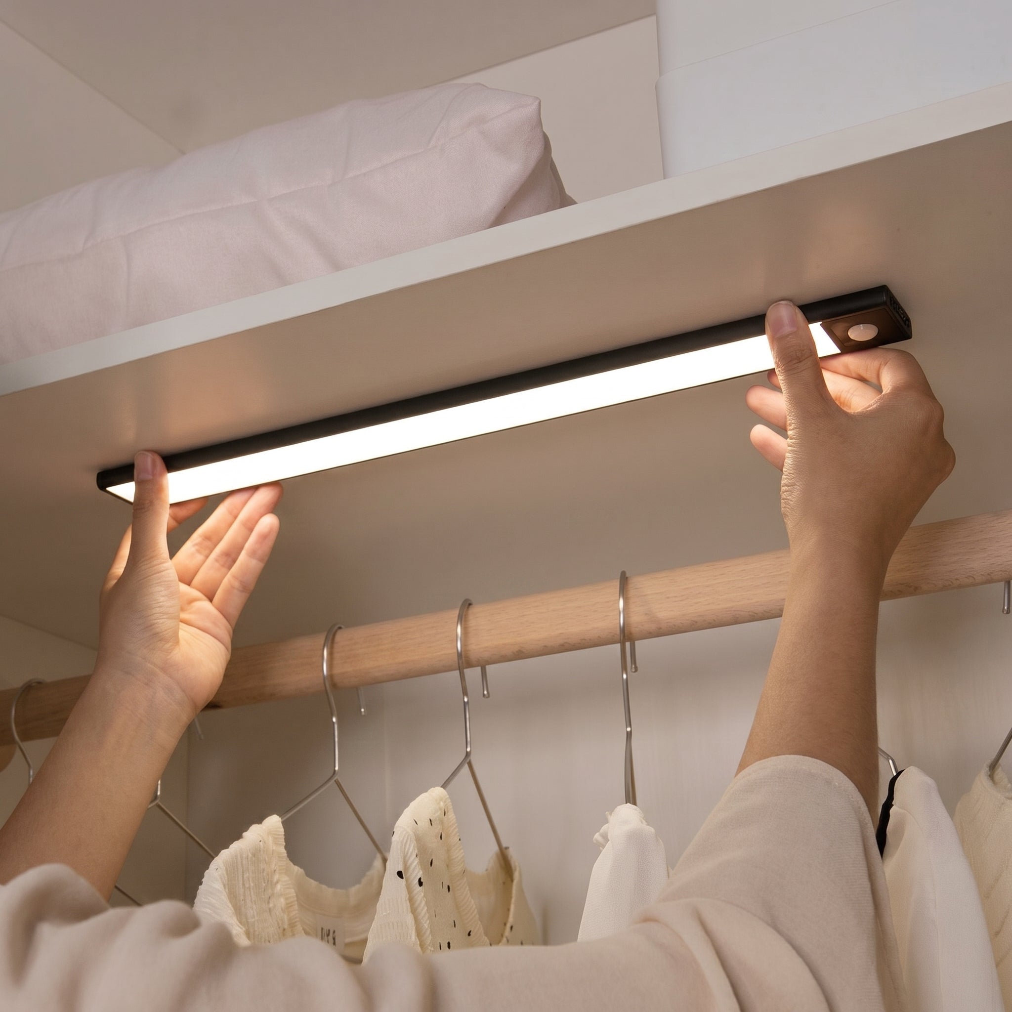 Barra luminosa LED wireless magnetica con sensore di movimento