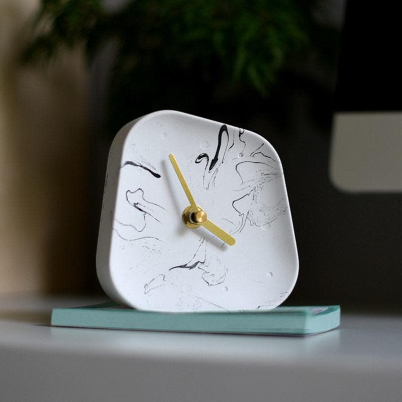 Orologio da tavolo asimmetrico minimalista