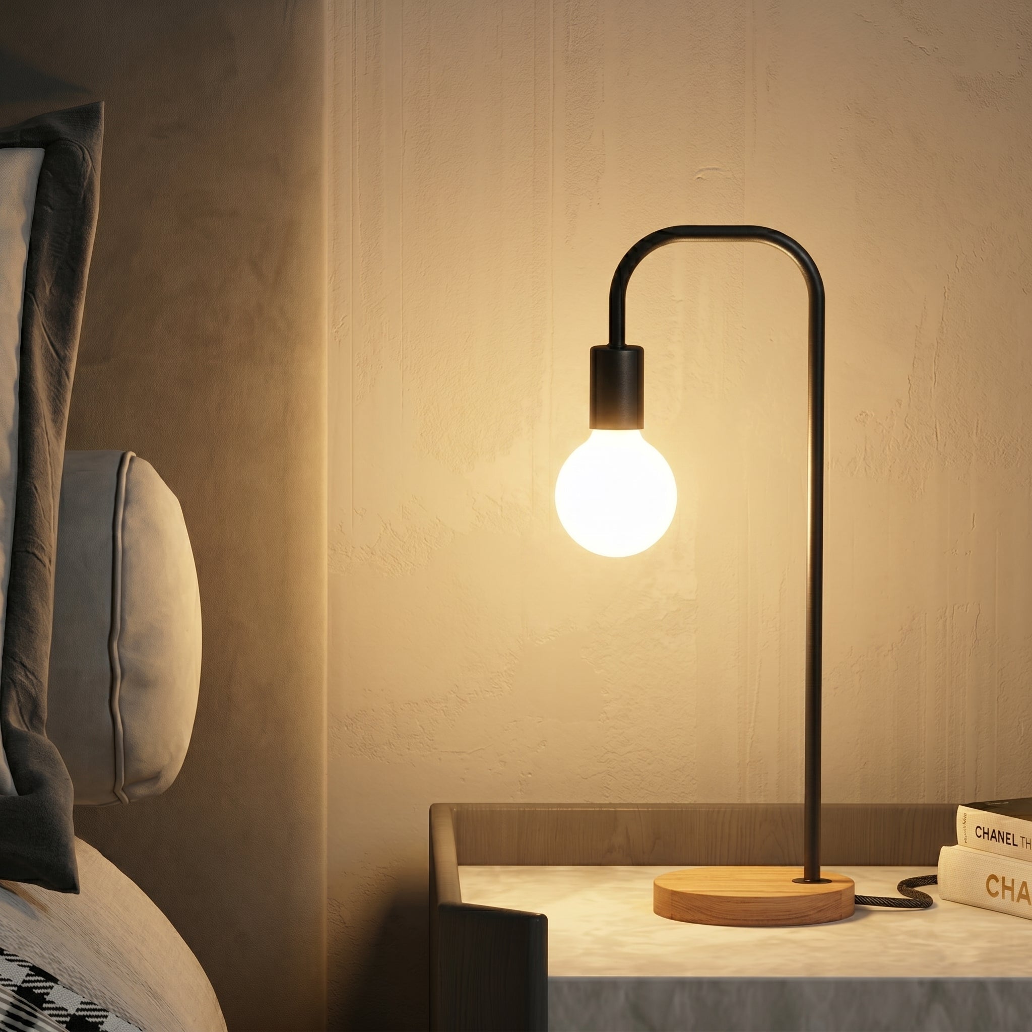 Lampada da tavolo minimalista con braccio in metallo curvo