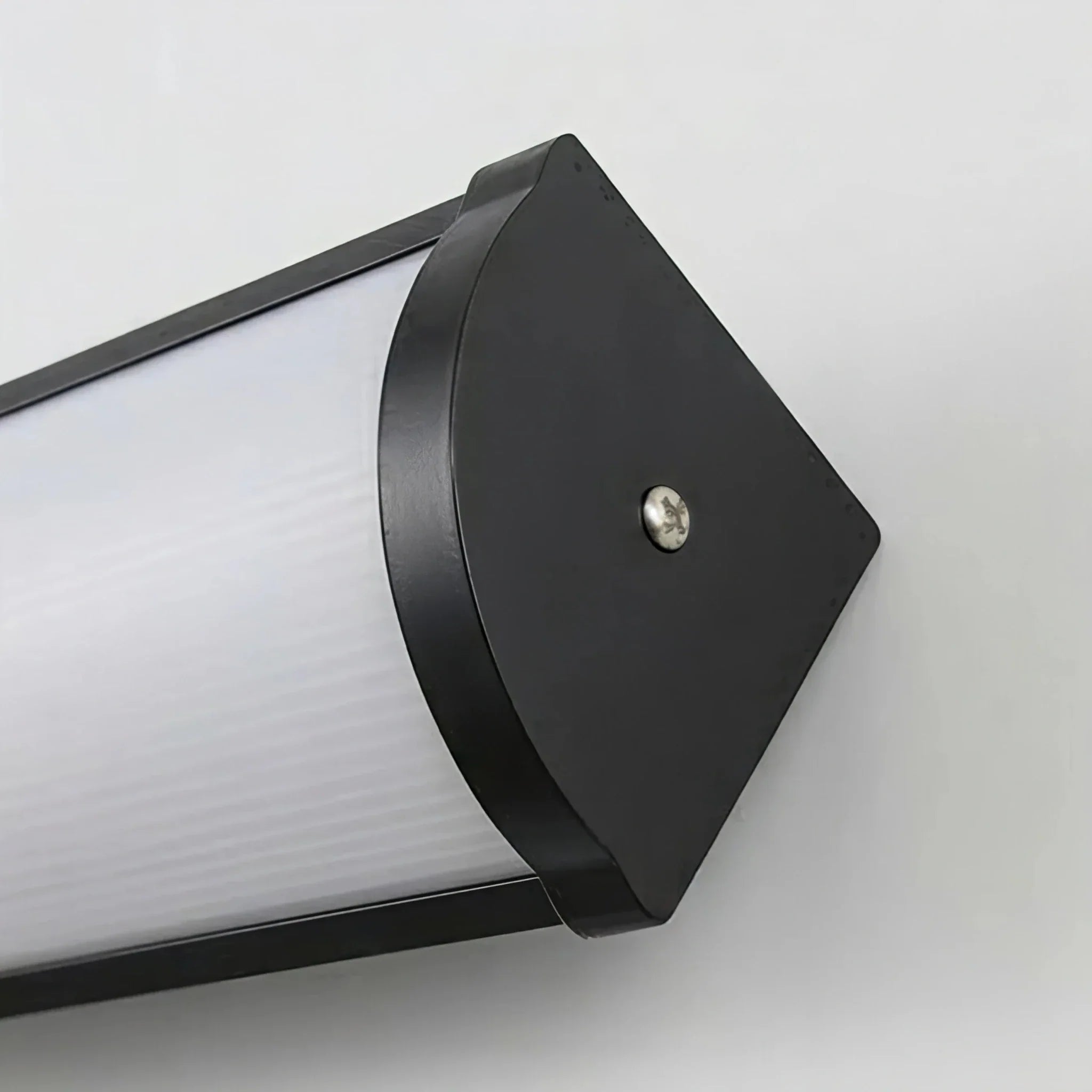 Lampada da parete LED a linea minimalista e impermeabile per esterni