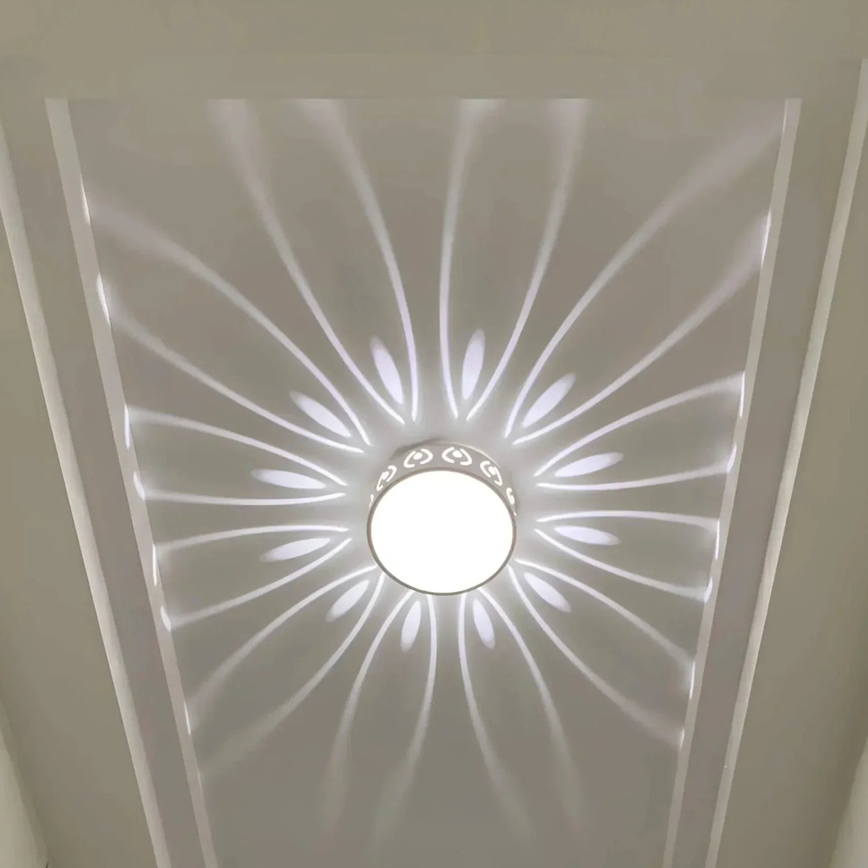 GlowEnchant | Elegante lampada da soffitto per ambienti stilosi