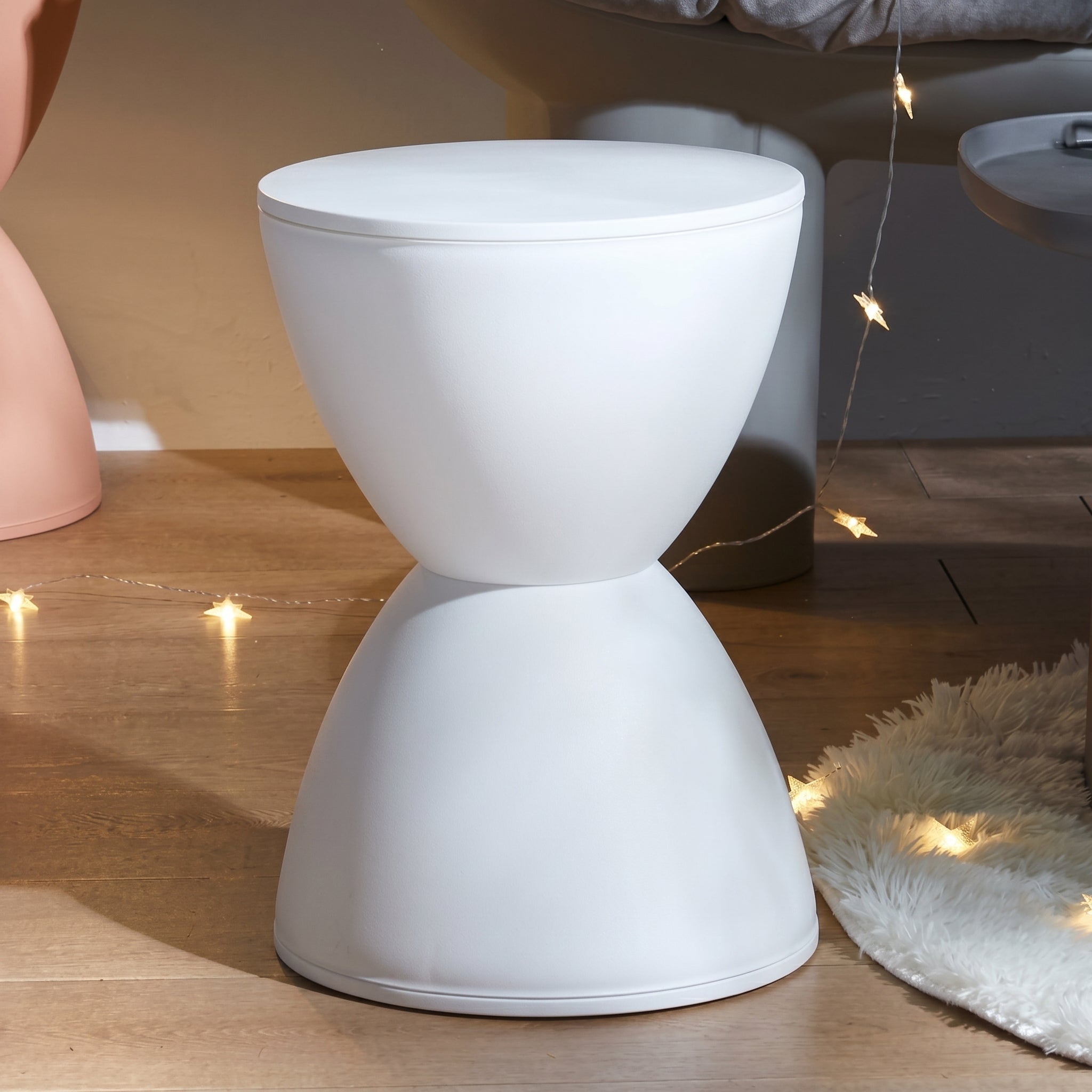 Tavolino e sgabello moderno a forma di clessidra