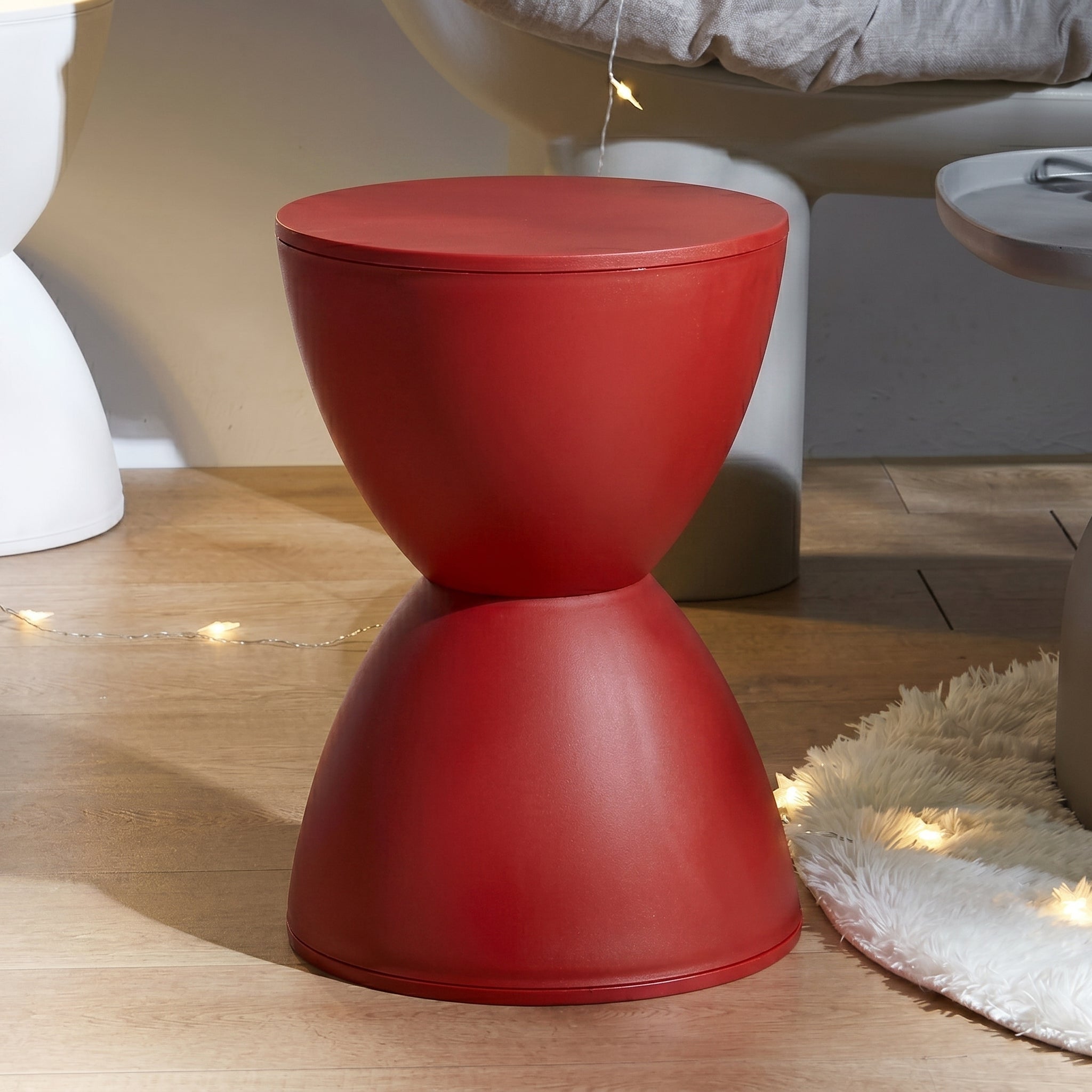 Tavolino e sgabello moderno a forma di clessidra