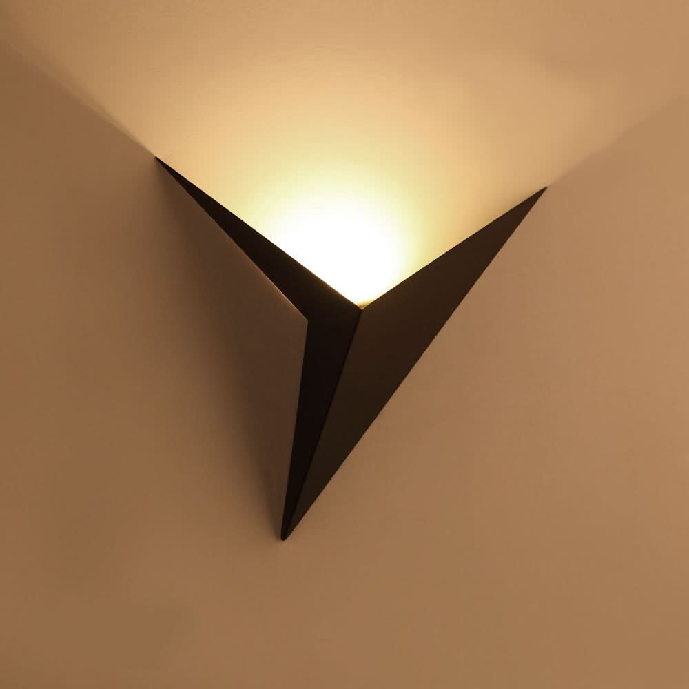 Lampada da Parete Triangolare LED Moderna per Interni Eleganti
