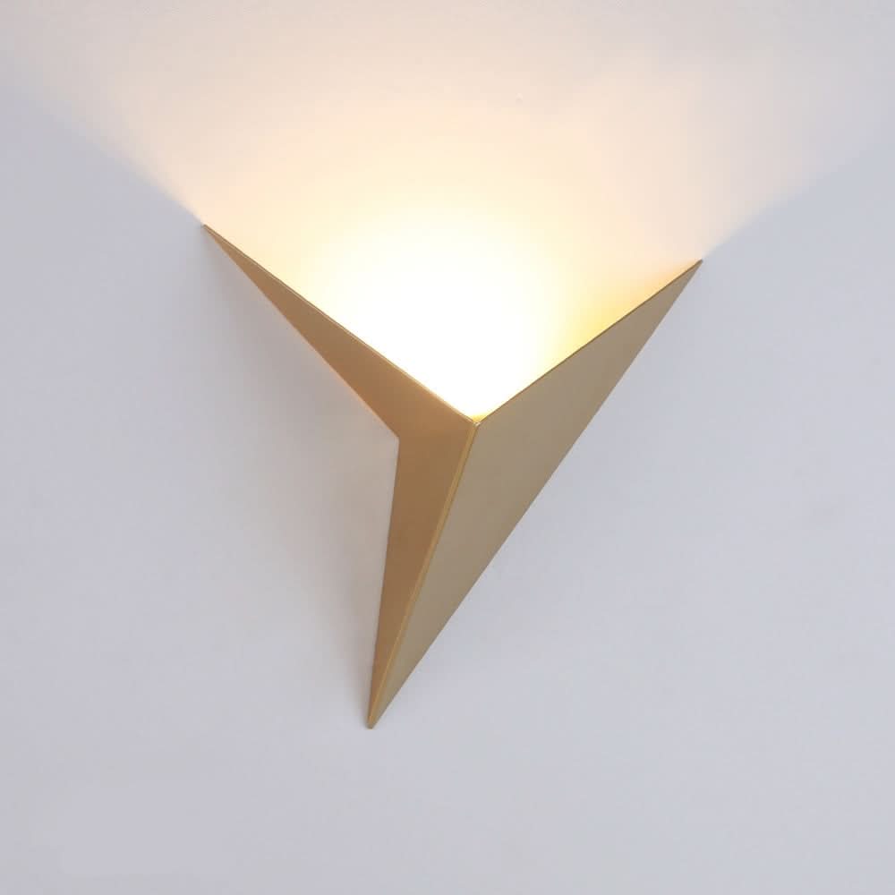 Lampada da Parete Triangolare LED Moderna per Interni Eleganti