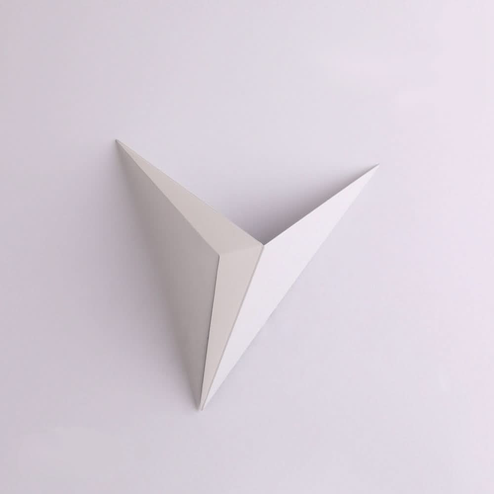 Lampada da Parete Triangolare LED Moderna per Interni Eleganti