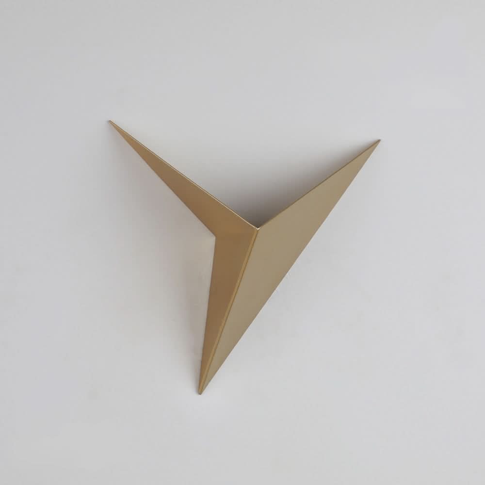 Lampada da Parete Triangolare LED Moderna per Interni Eleganti