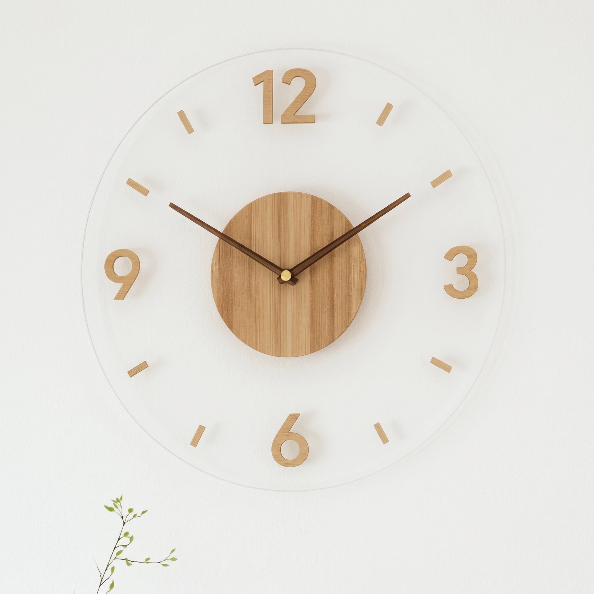 Orologio da parete nordico con design aperto e dettaglio in legno
