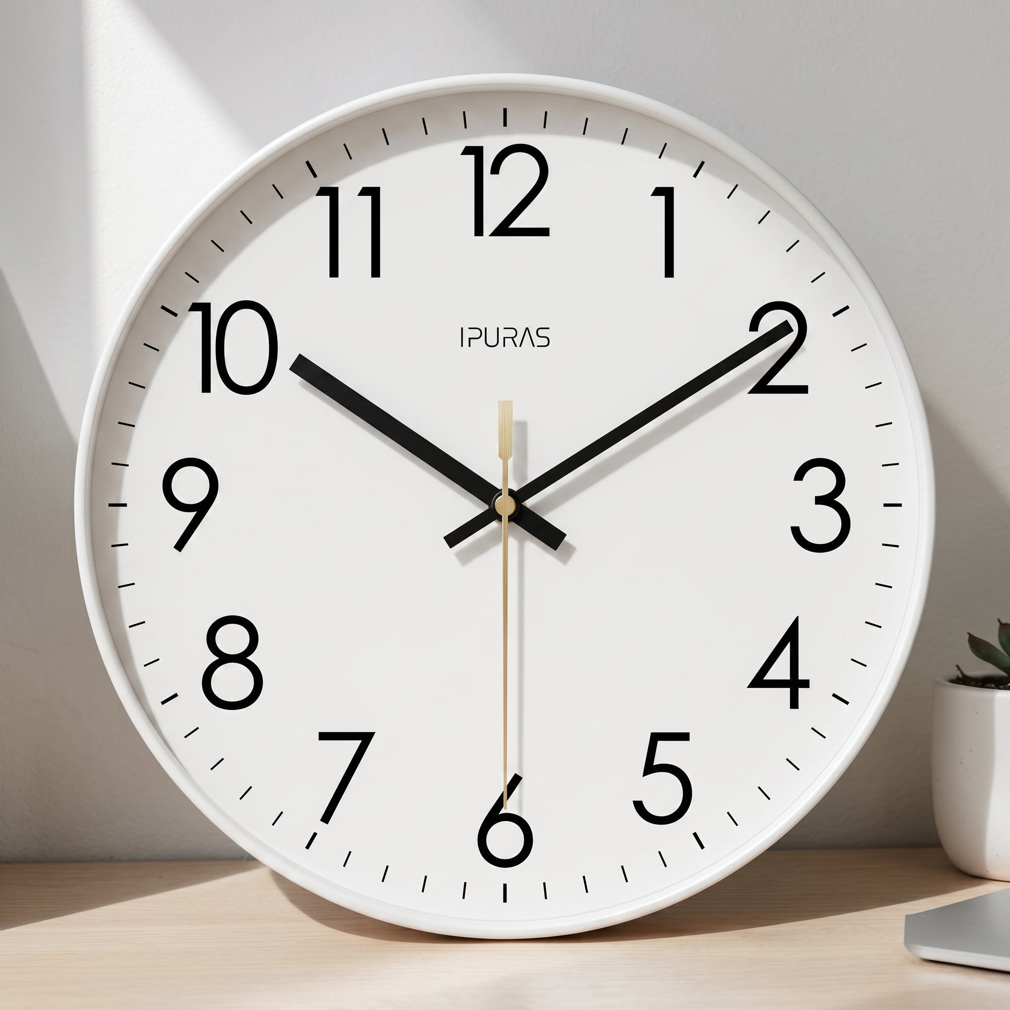 Orologio da parete nordico con grandi cifre e meccanismo silenzioso