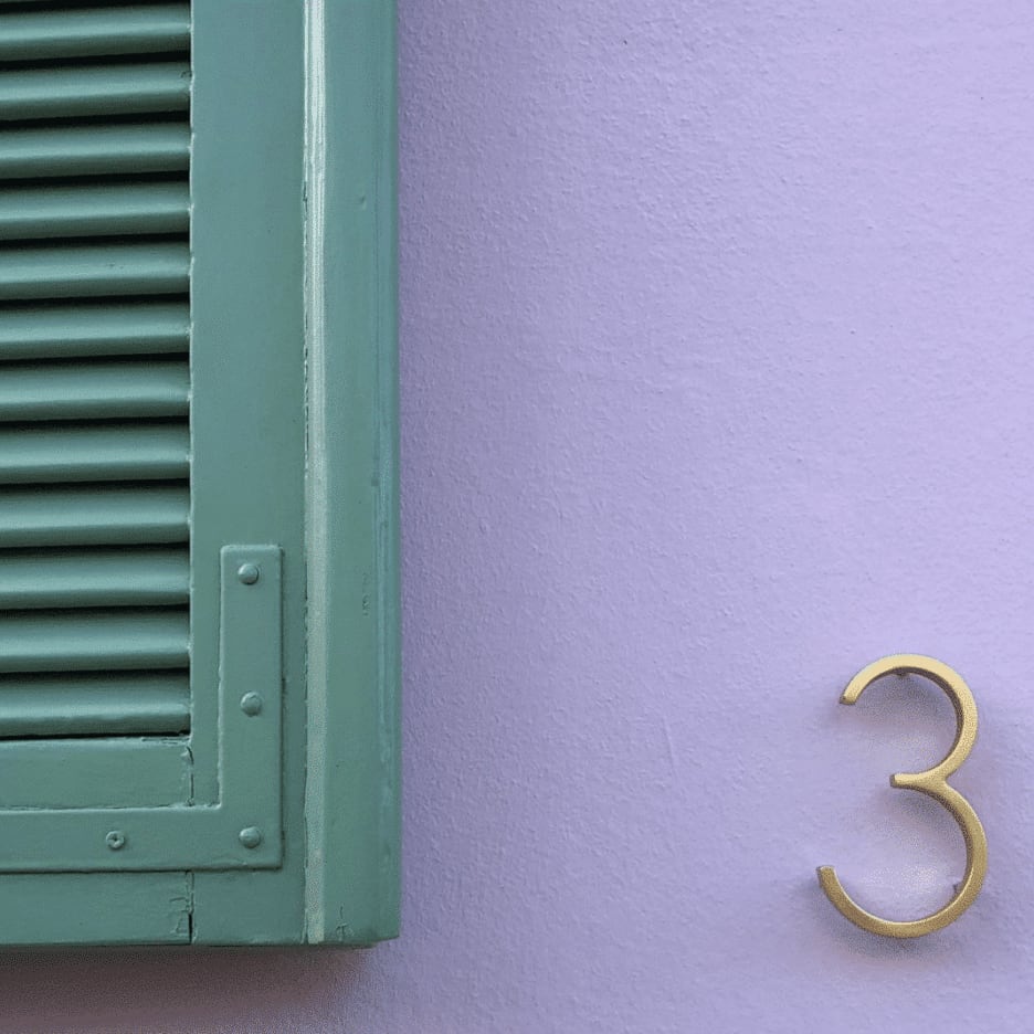 Numeri di ottone per la casa con finitura satinata ed eleganza senza tempo