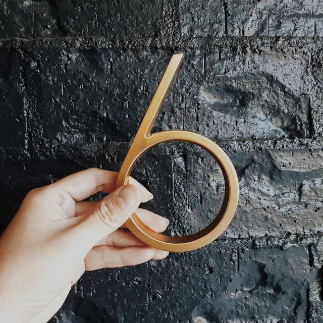 Numeri di ottone per la casa con finitura satinata ed eleganza senza tempo