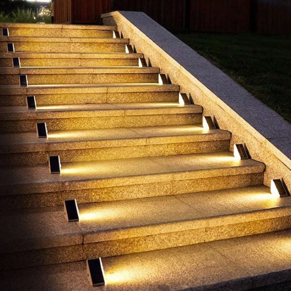 Luci LED a Passo Alimentate da Sole per Esterni con Design Triangolare