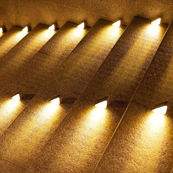 Luci LED a Passo Alimentate da Sole per Esterni con Design Triangolare