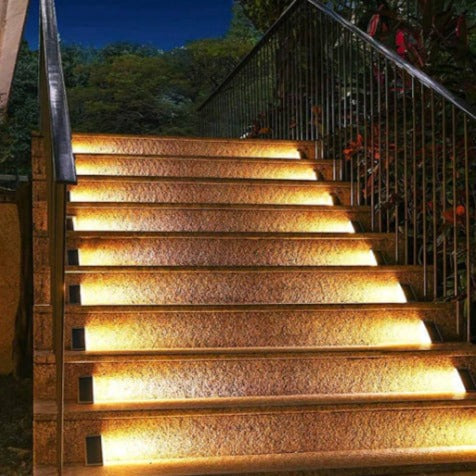 Luci LED a Passo Alimentate da Sole per Esterni con Design Triangolare