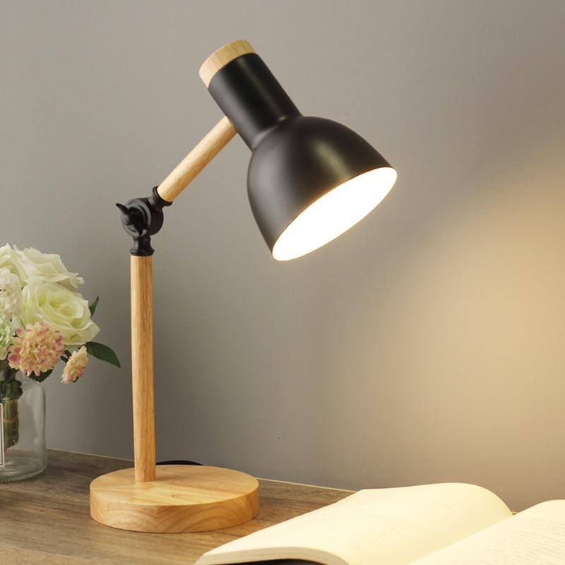 Lampada da tavolo con finitura in legno in stile nordico