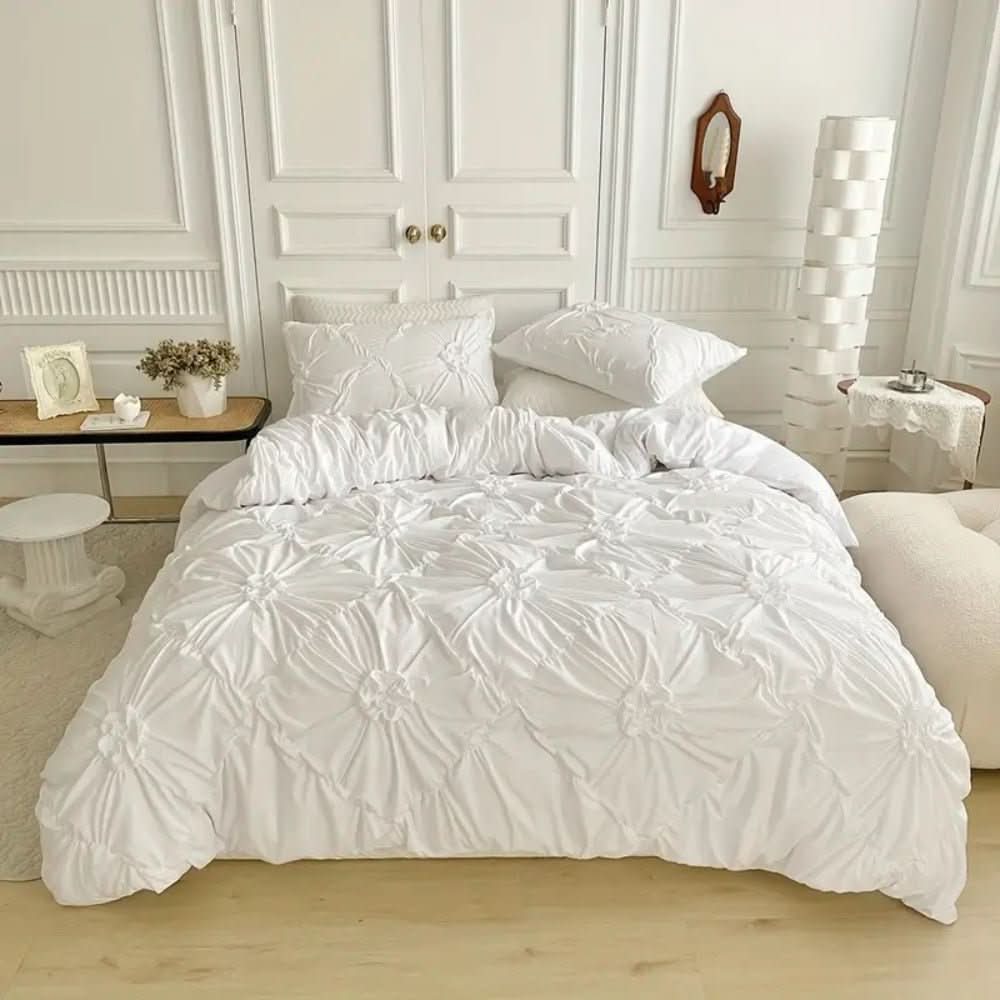 Set Copripiumino RuffleWeave – Elegante set di copripiumino con fiori arricciati realizzato in microfibra