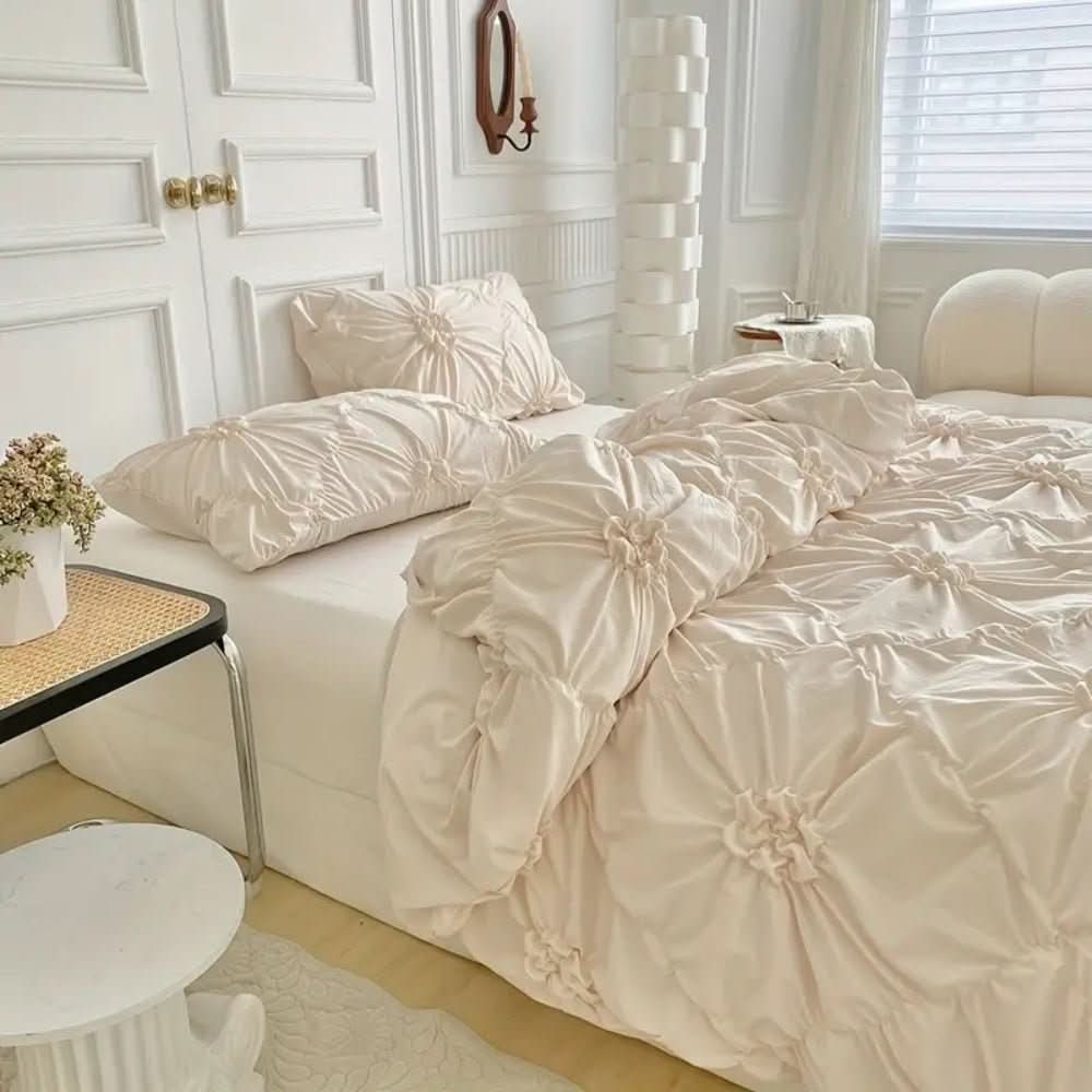 Set Copripiumino RuffleWeave – Elegante set di copripiumino con fiori arricciati realizzato in microfibra