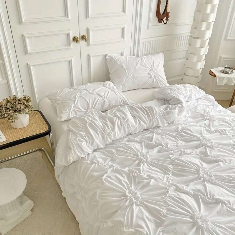 Set Copripiumino RuffleWeave – Elegante set di copripiumino con fiori arricciati realizzato in microfibra