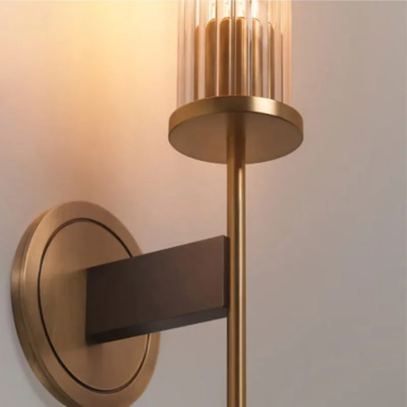 Lampada da Parete Elegante con Vetro Pieghettato e Finitura in Ottone