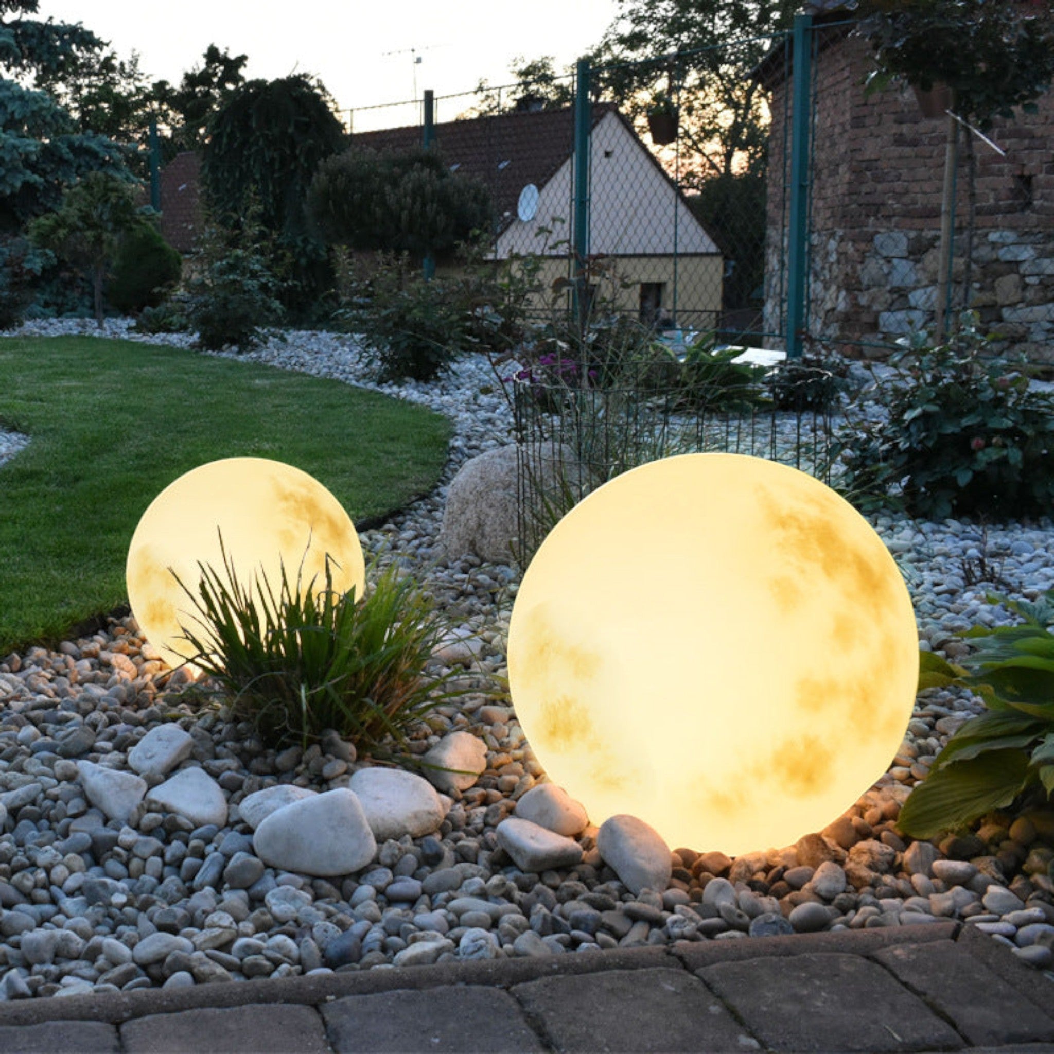 Lampada da giardino a forma di luna per spazi esterni suggestivi