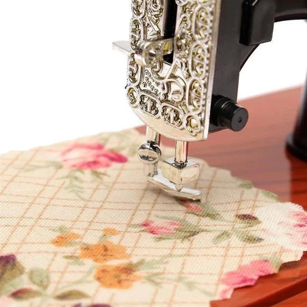 SewTune™ – Giocattolo musicale vintage a forma di macchina da cucire con melodia | 50% DI SCONTO