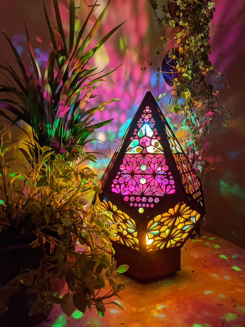 Lampada da tavolo LED in stile vetro colorato - LumiAura