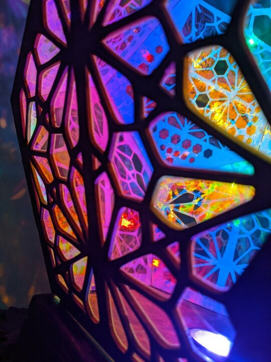 Lampada da tavolo LED in stile vetro colorato - LumiAura