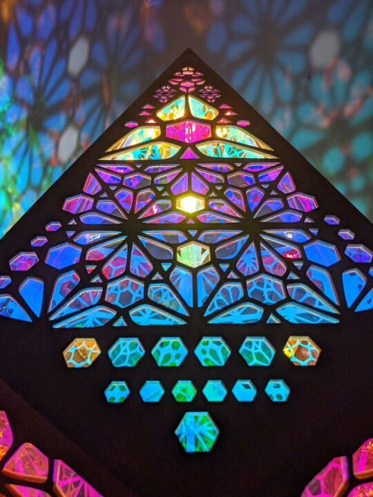 Lampada da tavolo LED in stile vetro colorato - LumiAura