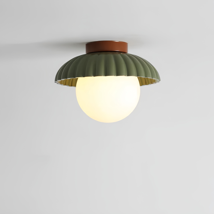 Lampada da soffitto con paralume opalino che offre un'illuminazione calda nell'ingresso