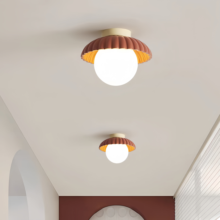 Lampada da soffitto con paralume opalino che offre un'illuminazione calda nell'ingresso