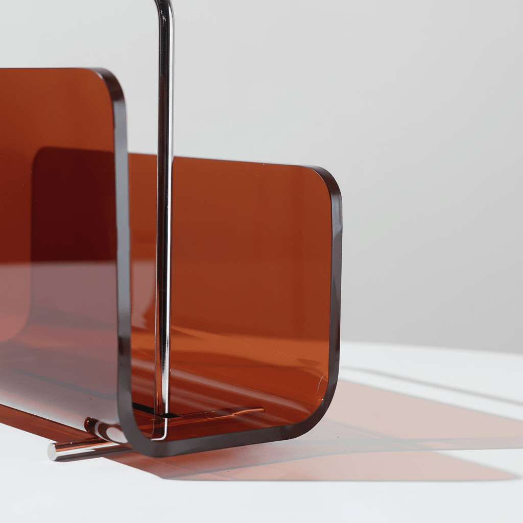 STYLEFILE – Porta riviste in acrilico con silhouette raffinata
