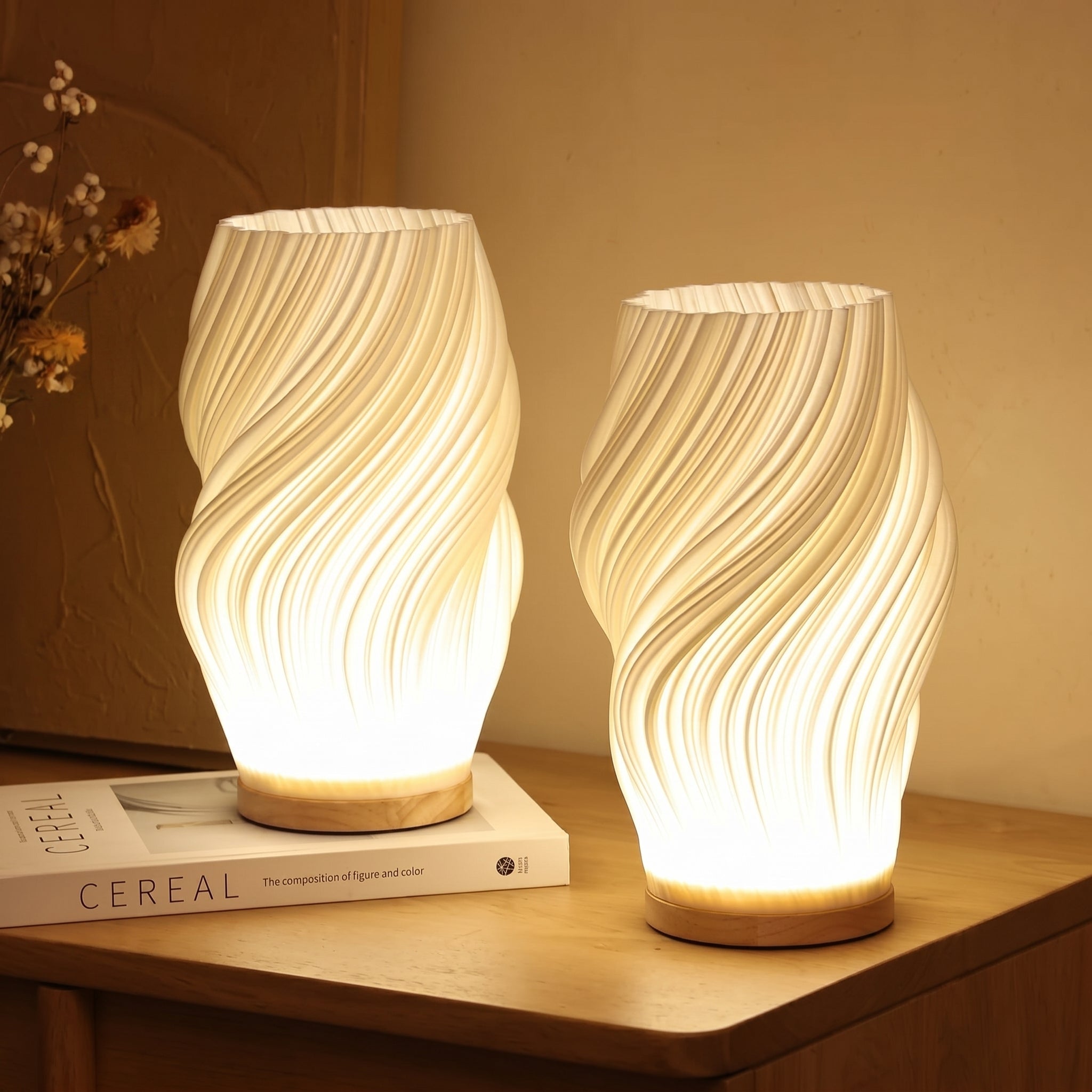Lampada da tavolo con paralume a spirale e base in legno